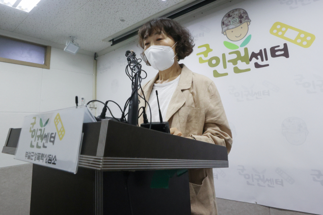 김숙경 군인권센터 부설 군성폭력상담소 소장이 2일 서울 마포구 군인권센터에서 공군 제15특수임무비행단 여군 하사 성폭력 사건에 관해 발언하고 있다. 연합뉴스