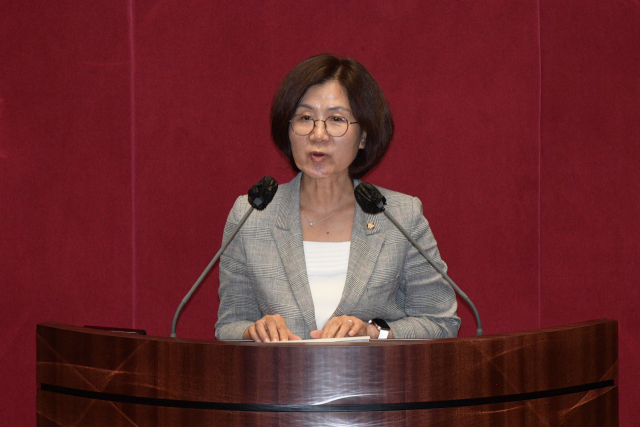 국회 여성가족위원장으로 선출된 권인숙 의원이 22일 서울 여의도 국회에서 열린 본회의에서 당선인사를 하고 있다. 연합뉴스