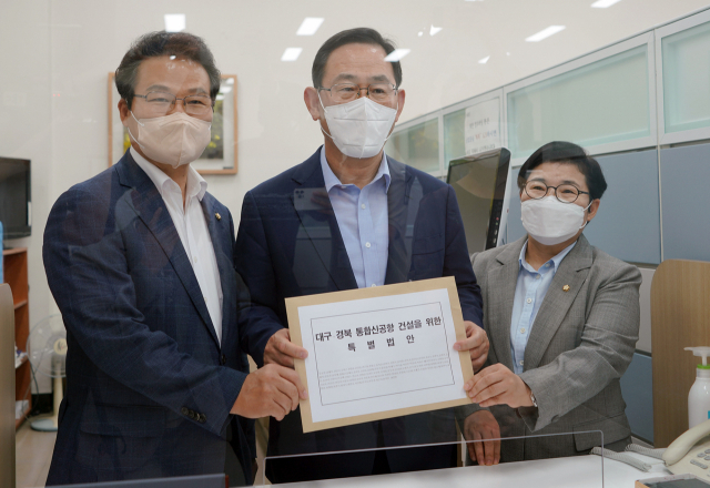 국민의힘 주호영 의원(가운데)과 김용판 의원(왼쪽·대구시당위원장), 임이자 의원(경북도당위원장)이 지난 8월 국회 의안과에 
