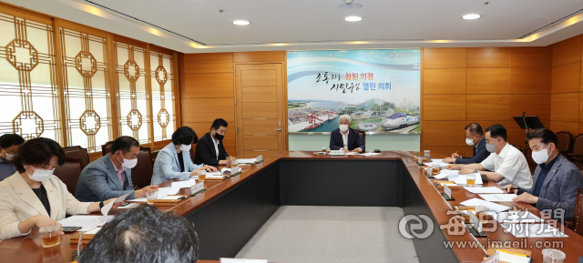 포항시의회가 2일 의장단 및 상임위원장 긴급 간담회를 갖고 포스코 지주사와 관련한 특별위원회 구성을 논의하고 있다. 포항시의회 제공