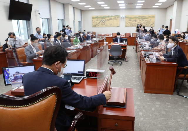 유기홍 국회 교육위원장이 2일 오전 서울 여의도 국회에서 열린 교육위원회 전체회의에서 의사봉을 두드리고 있다. 연합뉴스