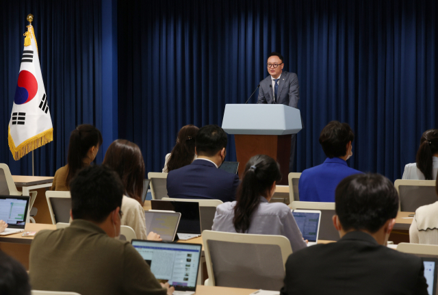 2일 오후 서울 용산 대통령실 청사 브리핑룸에서 안상훈 사회수석이 초등학교 입학연령을 만 5세로 한 해 낮추는 학제개편안 등 현안에 대해 브리핑하고 있다. 연합뉴스