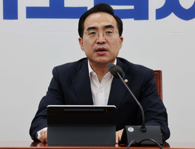 더불어민주당 박홍근 원내대표가 2일 서울 여의도 국회에서 열린 원내대책회의에서 발언하고 있다. 연합뉴스