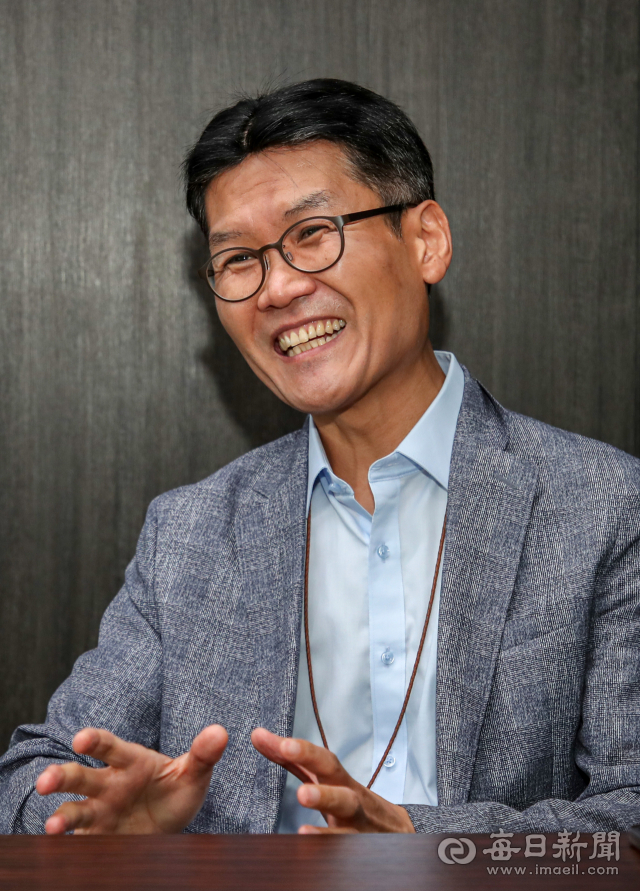 최수안 엘앤에프 대표가 2일 오전 대구 달서구 이곡동 엘앤에프 본사에서 매일신문과 인터뷰를 하고 있다. 안성완 기자 asw0727@imaeil.com