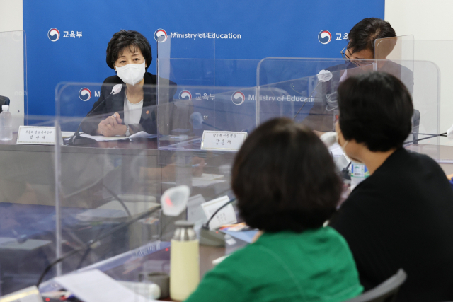 박순애 사회부총리 겸 교육부장관이 2일 서울 종로구 정부서울청사에서 사교육없는세상, 참교육을 위한 전국학부모회, 전국학부모단체연합 등 16개 단체 대표들과 만나 취학연령 하향 학제개편안 관련 간담회를 열고 단체 대표 의견을 듣고 있다. 연합뉴스