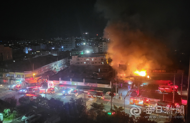 2일 오후 11시 55분쯤 대구 북구 대현동 동대구시장 맞은편 식자재마트에서 불이 나 소방당국이 진화작업에 총력을 기울이고 있다. 임성환 씨 제공