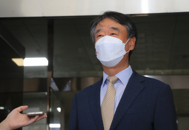 윤석열 정부가 임명할 첫 대법관 후보로 선정된 오석준 제주지방법원장이 28일 오후 업무를 마치고 제주지방법원을 나서며 기자 질문을 받고 있다. 연합뉴스