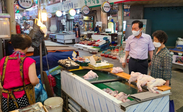권기창 안동시장이 취임 한달을 맞아 탈권위 실용적 의전 간소화를 비롯해 복장간소화, 보고체계 간소화 등 관행적 행정문화 대수술에 니섰다. 안동시 제공