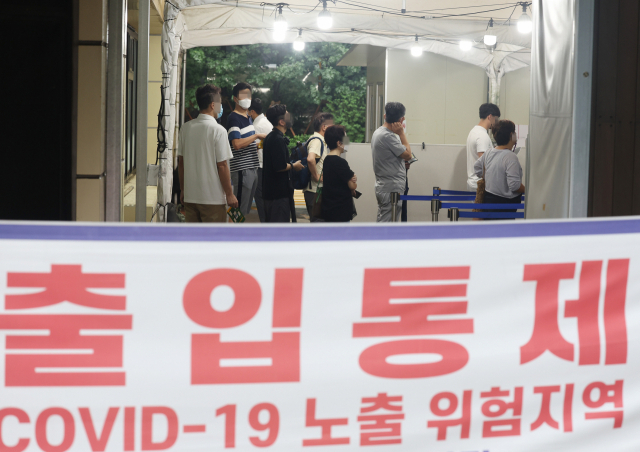 신종 코로나바이러스 감염증(코로나19) 신규확진자가 11만9천922명 발생한 3일 오전 서울 송파구보건소 선별진료소에서 시민들이 검사를 받기 위해 기다리고 있다. 연합뉴스