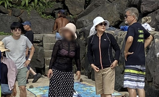 여름휴가차 제주도를 찾은 문재인 전 대통령 부부를 탁현민 전 청와대 의전 비서관이 맞아 눈길을 끌었다. 탁 전 비서관은 현재 제주에 살고 있는 것으로 알려졌다. 온라인 커뮤니티 갈무리