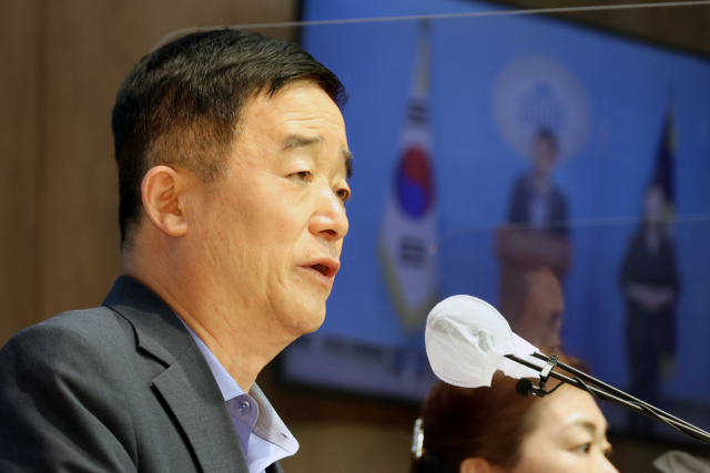 더불어민주당 강득구 의원이 3일 오전 국회 소통관에서 기자회견을 열고 전국의 교직원·학생·학부모 등 13만1천70명을 상대로 실시한 만 5세 초등학교 입학 연령 하향 관련 설문조사 결과를 발표하고 있다. 강 의원은 응답자의 97.9%가 이 정책에 동의하지 않는다고 답했다고 발표했다. 연합뉴스