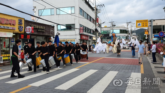 영덕에서 열리고 있는 국제환경연극제 개막 프레이드 모습. 영덕군 제공