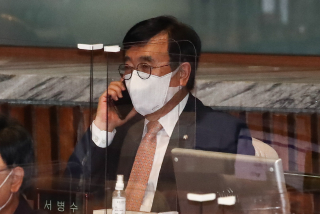 2일 국회 본회의장에서 열린 제398회 국회 8차 본회의에 국민의힘 서병수 전국위원회 의장이 통화하고 있다. 연합뉴스