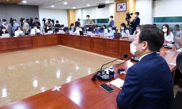 더불어민주당 이재명 당 대표 후보가 3일 국회 의원회관에서 열린 기자간담회에서 기자들의 질문에 답하고 있다. 연합뉴스