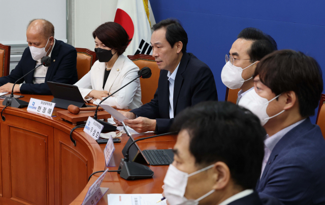 더불어민주당 우상호 비상대책위원장이 3일 오전 국회에서 열린 비상대책회의에서 발언하고 있다. 연합뉴스