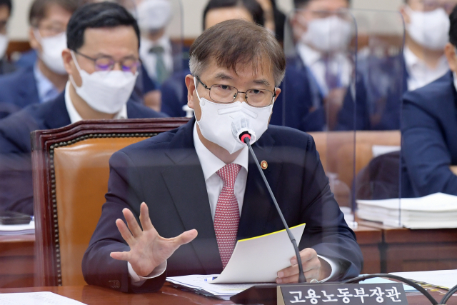 이정식 고용노동부 장관이 3일 서울 여의도 국회에서 열린 환경노동위원회 전체회의에서 의원 질의에 답변하고 있다. 연합뉴스