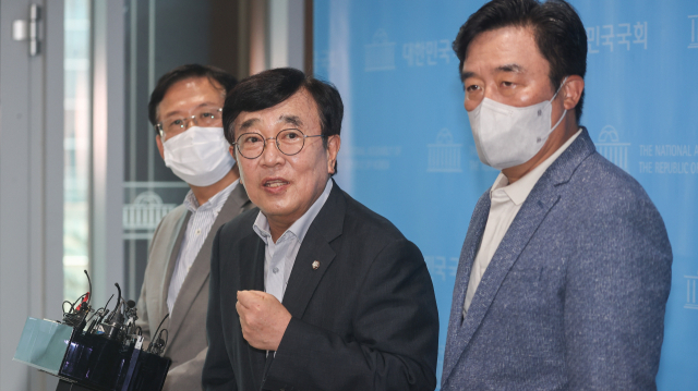 국민의힘 서병수 전국위원회 의장이 3일 오후 국회 소통관에서 전국위원회 및 비상대책위원회 구성 등과 관련해 취재진의 질문에 답변하고 있다. 왼쪽부터 윤두현 전국위 부의장, 서 의장, 정동만 부의장. 연합뉴스