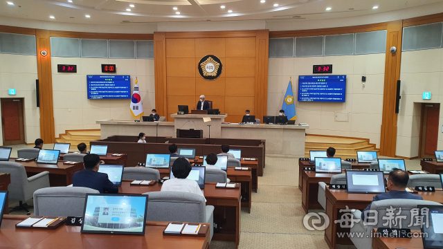 포항시의회가 3일 긴급 임시회를 열고 포스코특별위원회 구성에 대한 안건을 논의하고 있다. 신동우기자