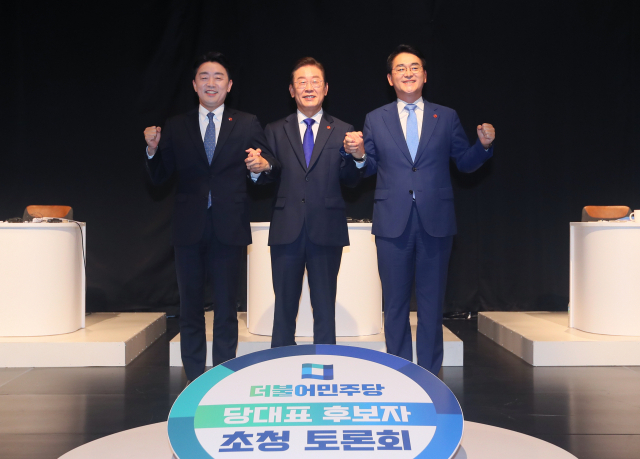 3일 제주시 연동 제주MBC에서 열린 더불어민주당 당 대표 후보자 초청 토론회에 앞서 강훈식(왼쪽부터), 이재명, 박용진 후보가 기념촬영을 하고 있다. 연합뉴스