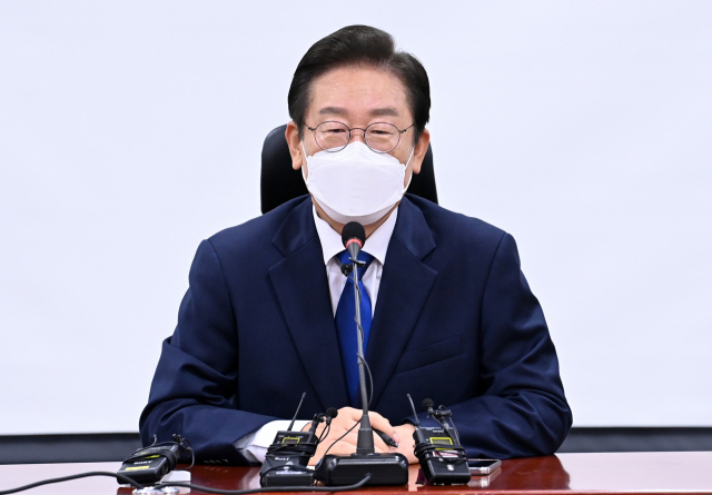 더불어민주당 이재명 당 대표 후보가 3일 국회 의원회관에서 열린 기자간담회에서 기자들의 질문에 답하고 있다. 연합뉴스