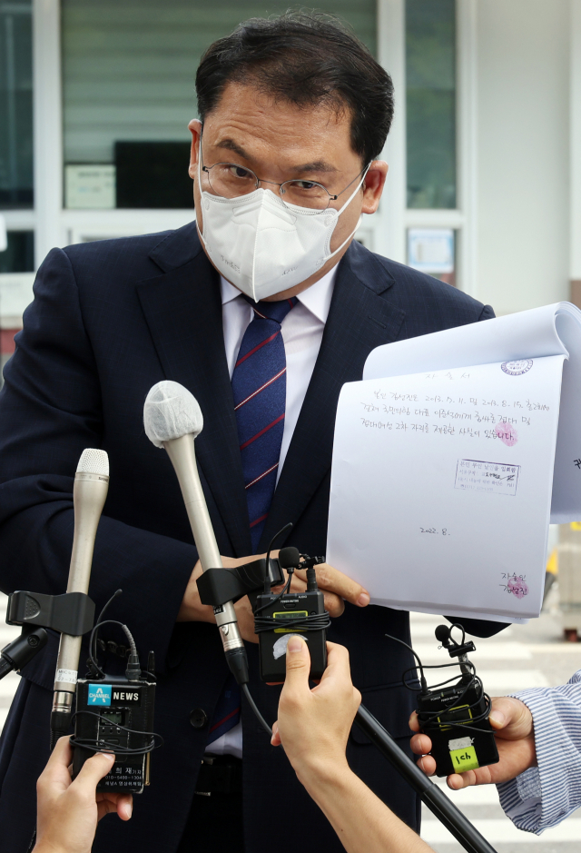 김성진 아이카이스트 대표 측 법률대리인인 강신업 변호사가 4일 오전 서울구치소 앞에서 기자회견 중 김 대표의 자술서를 보여주고 있다. 국민의힘 이준석 대표의 성 접대 의혹을 수사하는 경찰은 김성진 대표를 참고인으로 접견 조사하고 있다. 김 대표는 이 사건과 별개의 혐의로 서울구치소에 수감 중이다. 연합뉴스