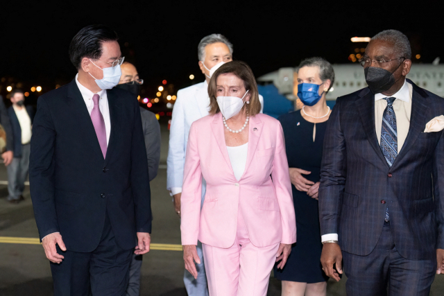 낸시 펠로시(가운데) 미국 하원의장. 연합뉴스