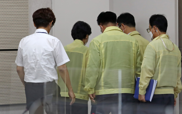 박순애 부총리 겸 교육부 장관이 4일 오전 정부세종청사 브리핑룸에서 2학기 방역과 학사 운영 방안 계획을 설명한 뒤 취재진 질문을 외면하며 자리를 떠나고 있다. 연합뉴스