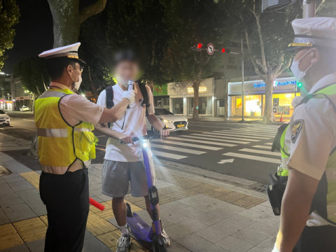 3일 밤 11시30분 국채보상로 인근에서 중부경찰서 교통경찰관이 전동킥보드 이용자에게 음주 측정을 하고 있다. 김세연 기자