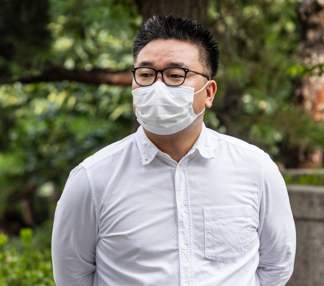 윤석열 대통령의 부인 김건희 여사와의 전화 통화를 녹음하고 방송에 제보했다가 고발당한 서울의 소리 이명수 기자가 4일 오전 피고발인 신분으로 경찰 조사를 받기 위해 서울 마포구 서울경찰청 반부패·공공범죄수사대에 변호인과 출두하고 있다. 연합뉴스