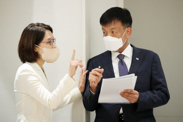 최상목 경제수석이 27일 오후 서울 용산 대통령실 청사에서 열린 경제정책 관련 브리핑에 참석, 강인선 대변인과 대화하고 있다 . 연합뉴스