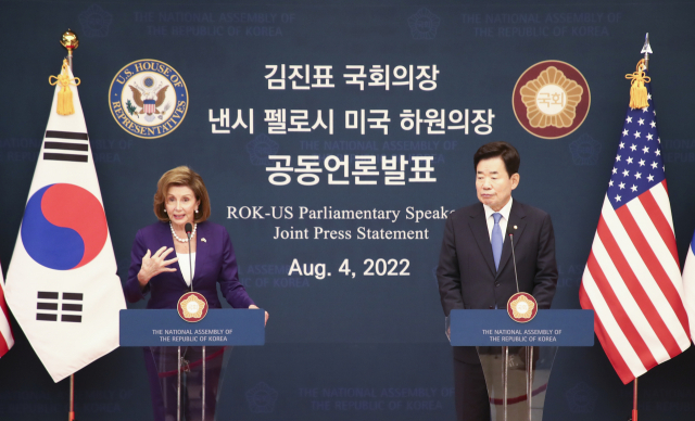 낸시 펠로시 미국 하원의장이 4일 국회를 방문, 김진표 국회의장과 회담한 뒤 열린 공동언론발표에서 발언하고 있다. 연합뉴스