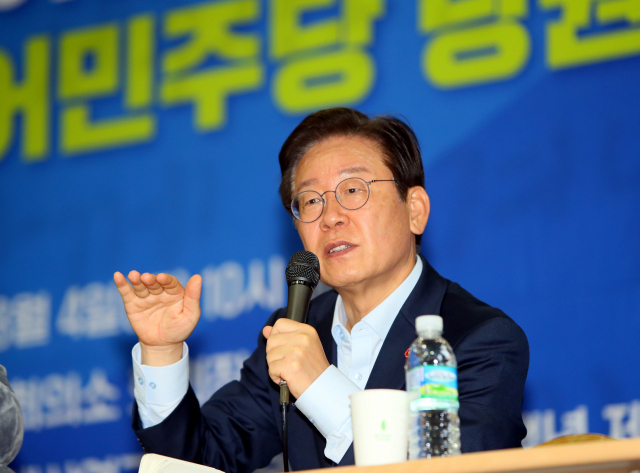 더불어민주당 이재명 당 대표 후보가 4일 제주상공회의소 회의장에서 열린 당원 및 지지자와의 대화에서 발언하고 있다. 연합뉴스