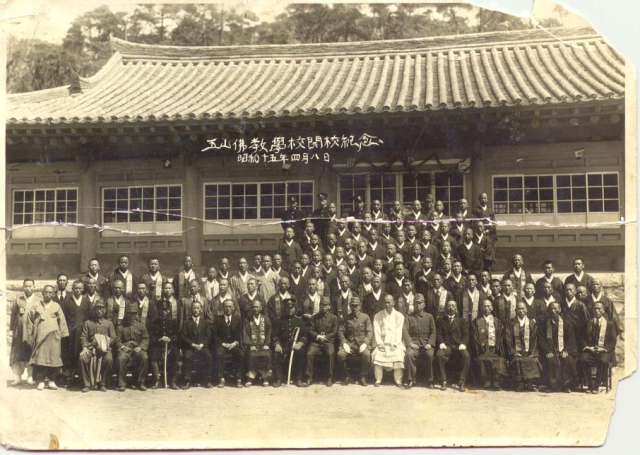 1940년 4월 8일 영천 은해사 내 오산불교학교 개교 기념사진. 광복 후 대구 시내로 교사를 이전해 능인으로 교명을 바꾸어 오늘에 이르고 있다. 능인고 제공