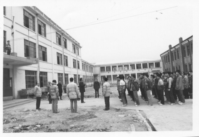 1986년 12월 대구 남구 이천동 교사 고별식 모습. 능인고는 수성구 교사로 이전해 현재에 이르고 있다. 능인고 제공
