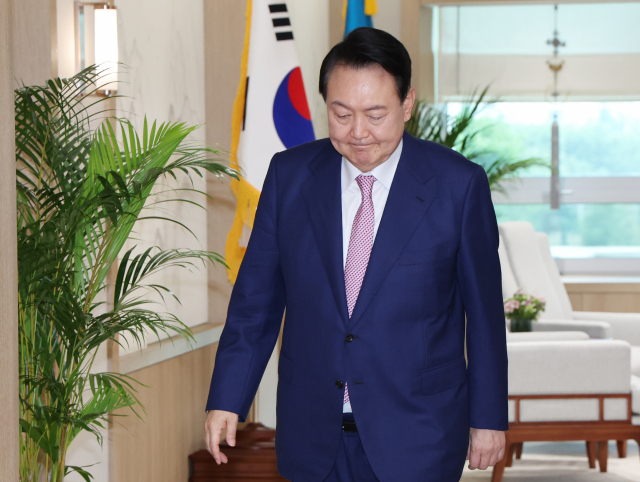윤석열 대통령이 지난 29일 오후 서울 용산 대통령실 청사에서 열린 주한대사 신임장 제정식에 입장하고 있다. 연합뉴스