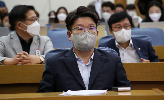 국민의힘 권성동 당대표 직무대행 겸 원내대표(왼쪽)와 서병수 상임전국위원회 의장이 5일 서울 여의도 국회에서 열린 국민의힘 제4차 상임전국위원회에서 자리에 앉아 있다. 연합뉴스