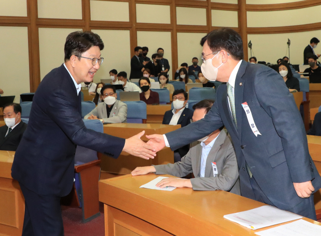 국민의힘 권성동 당대표 직무대행 겸 원내대표(왼쪽)와 서병수 상임전국위원회 의장이 5일 서울 여의도 국회에서 열린 국민의힘 제4차 상임전국위원회에서 인사를 나누고 있다. 연합뉴스
