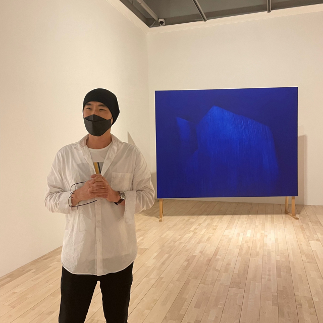 한지석 작가가 윤선갤러리에서 자신의 작품에 대해 설명하고 있다. 이연정 기자