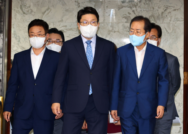 국민의힘 권성동 당대표 직무대행 겸 원내대표와 홍준표 대구시장, 이철우 경북도지사가 지난달 20일 국회 본관에서 대구·경북 예산정책협의회에 참석하고 있다. 연합뉴스