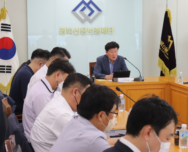김세환 경북신용보증재단 이사장이 최근 본점·영업점 부점장 회의를 열어 업무 주요 현안을 논의하고 있다. 경북신용보증재단 제공