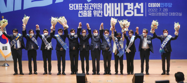 지난달 28일 오후 국회 의원회관에서 열린 더불어민주당 전당대회 예비경선대회에서 컷오프에 통과한 후보자들이 기념촬영을 하고 있다. 왼쪽부터 박용진·이재명·강훈식 당대표 후보, 장경태·박찬대 최고위원 후보, 우상호 비대위원장, 도종환 중앙당 선관위원장, 고영인·서영교·고민정·정청래·송갑석 최고위원 후보. 윤영찬 최고위원 후보는 코로나19 확진으로 불참했다. 연합뉴스