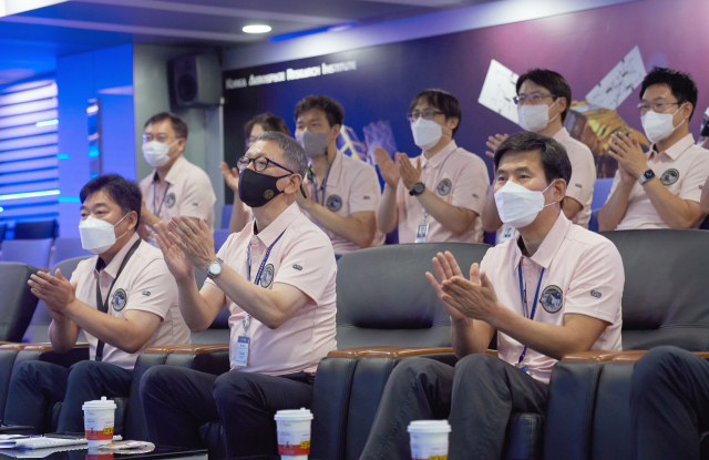 5일 오전 한국항공우주연구원 연구진이 다누리 관람실에서 다누리 달 궤도선과 발사체가 분리에 성공하자 환호하고 있다. 연합뉴스