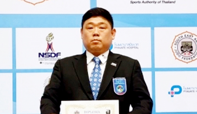 김대봉 도개중·고등학교 유도부 감독이 지난 7월 태국 방콕에서 국제유도연맹(IJF) 국제심판(continental) 자격을 획득하고 기념 촬영을 하고 있다. 김대봉 감독 제공