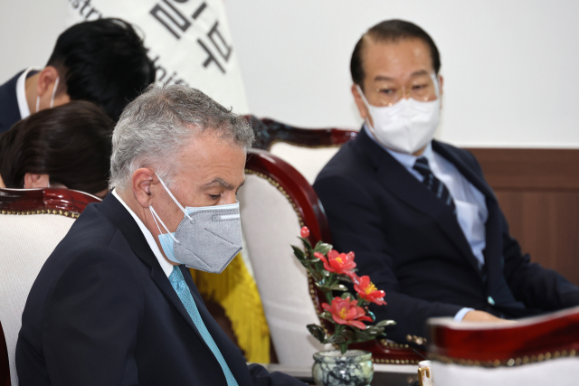 필립 골드버그 주한 미국대사가 5일 정부서울청사에서 권영세 통일부 장관을 만나고 있다. 연합뉴스