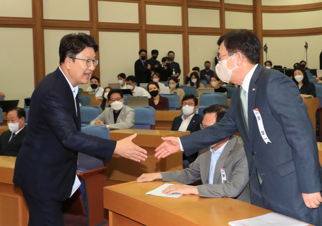 국민의힘 권성동 당대표 직무대행 겸 원내대표(왼쪽)와 서병수 상임전국위원회 의장이 5일 서울 여의도 국회에서 열린 국민의힘 제4차 상임전국위원회에서 인사를 나누고 있다. 연합뉴스
