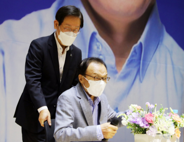 더불어민주당 이재명 당 대표 후보가 5일 저녁 세종시 해밀동 복합커뮤니티센터 문화관람실에서 열린 