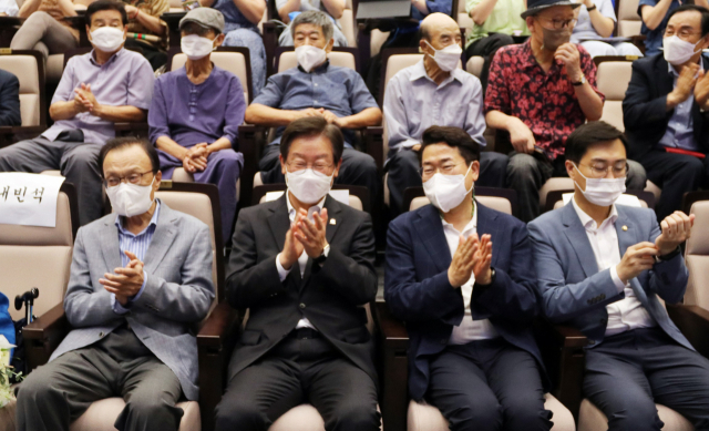 더불어민주당 이재명 당 대표 후보가 5일 저녁 세종시 해밀동 복합커뮤니티센터 문화관람실에서 열린 