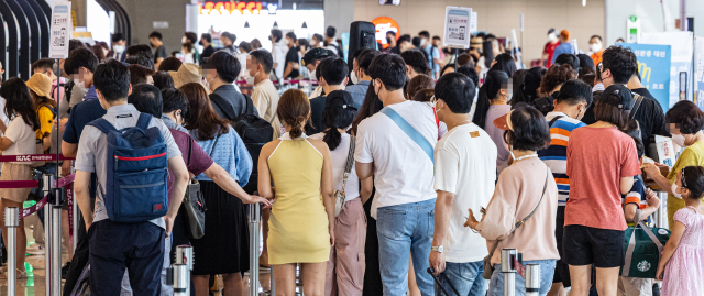 5일 오전 서울 강서구 김포공항 국내선 청사 출발 층이 여행객들로 붐비고 있다. 이날 코로나19는 11만2,901명이 신규 확진됐지만, 이날 김포공항은 여름 휴가를 맞이해 제주 등으로 떠나려는 시민들로 분주했다. 연합뉴스
