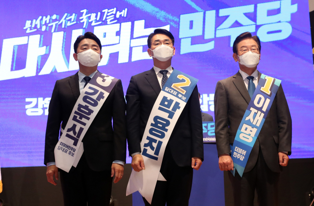 더불어민주당이 새 지도부를 선출하는 8·28 전당대회 지역 순회 경선을 시작한 6일 강원 원주시 한라대학교 대강당에서 열린 합동연설회에서 강훈식(왼쪽부터), 박용진, 이재명 당 대표 후보가 포즈를 취하고 있다. 연합뉴스