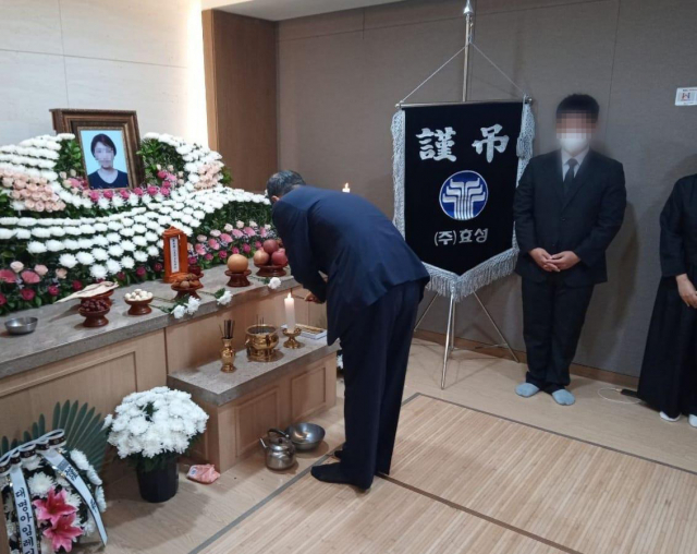 한덕수 국무총리는 6일 경기 이천시 병원 건물 화재로 숨진 희생자들의 빈소를 찾아 조문했다. 한 총리는 이날 페이스북에서 이같이 밝힌 뒤